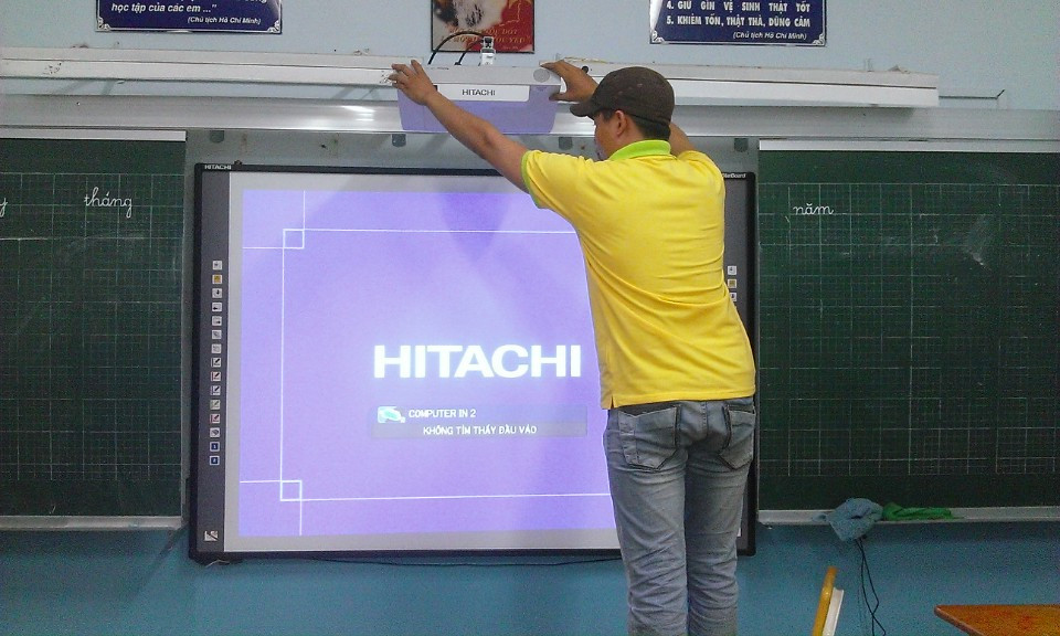 Lắp đặt bộ bảng tương tác Hitachi tại trường tiểu học bán công Lê Ngọc Hân